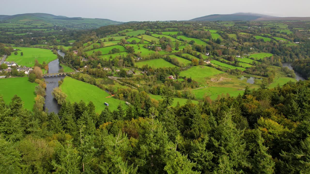 un drone de 4k de la aldea de inistioge y el río nore de la finca de woodstock utilizado en muchas películas de hollywood