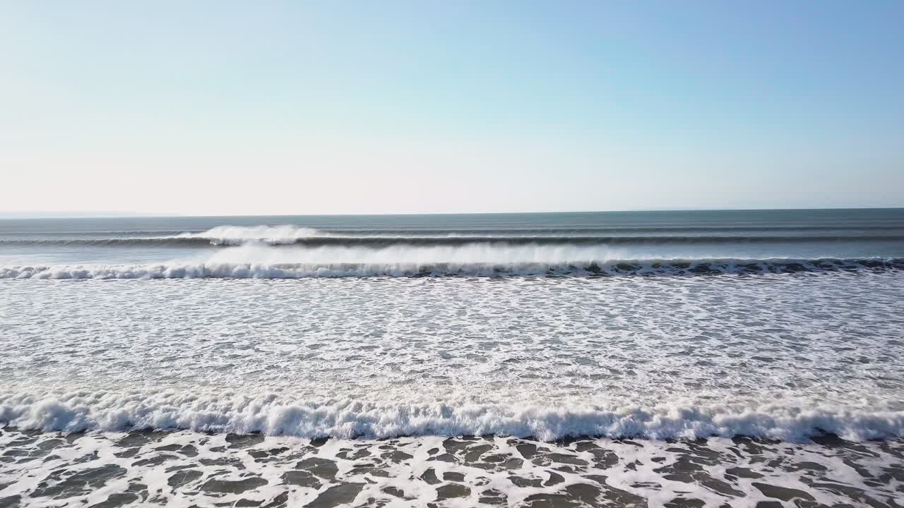 saunton sands england의 해변으로 부서지는 파도의 고요하고 편안한 전망 - 와이드 샷
