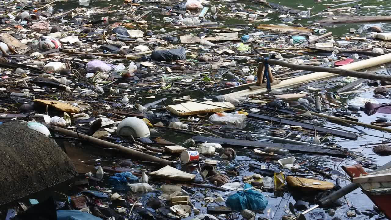 la basura flota en la superficie del mar