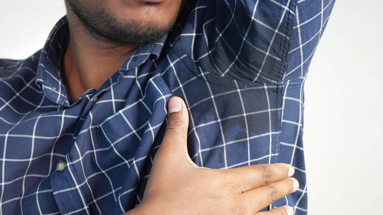 Người đàn ông có vết mồ hôi dưới cánh tay