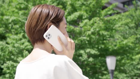 스마트폰으로 대화하는 여자