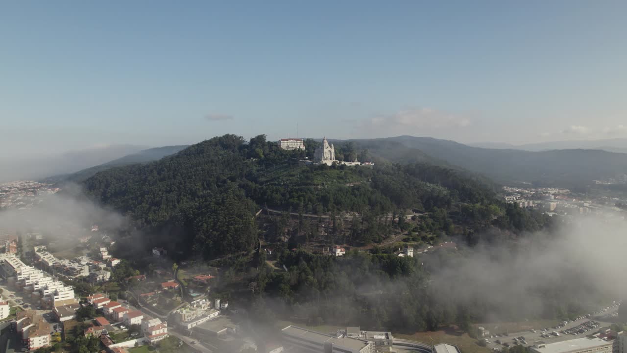 aéreo que se acerca al santuario de santa luzia, viana do castelo, región del norte, portugal