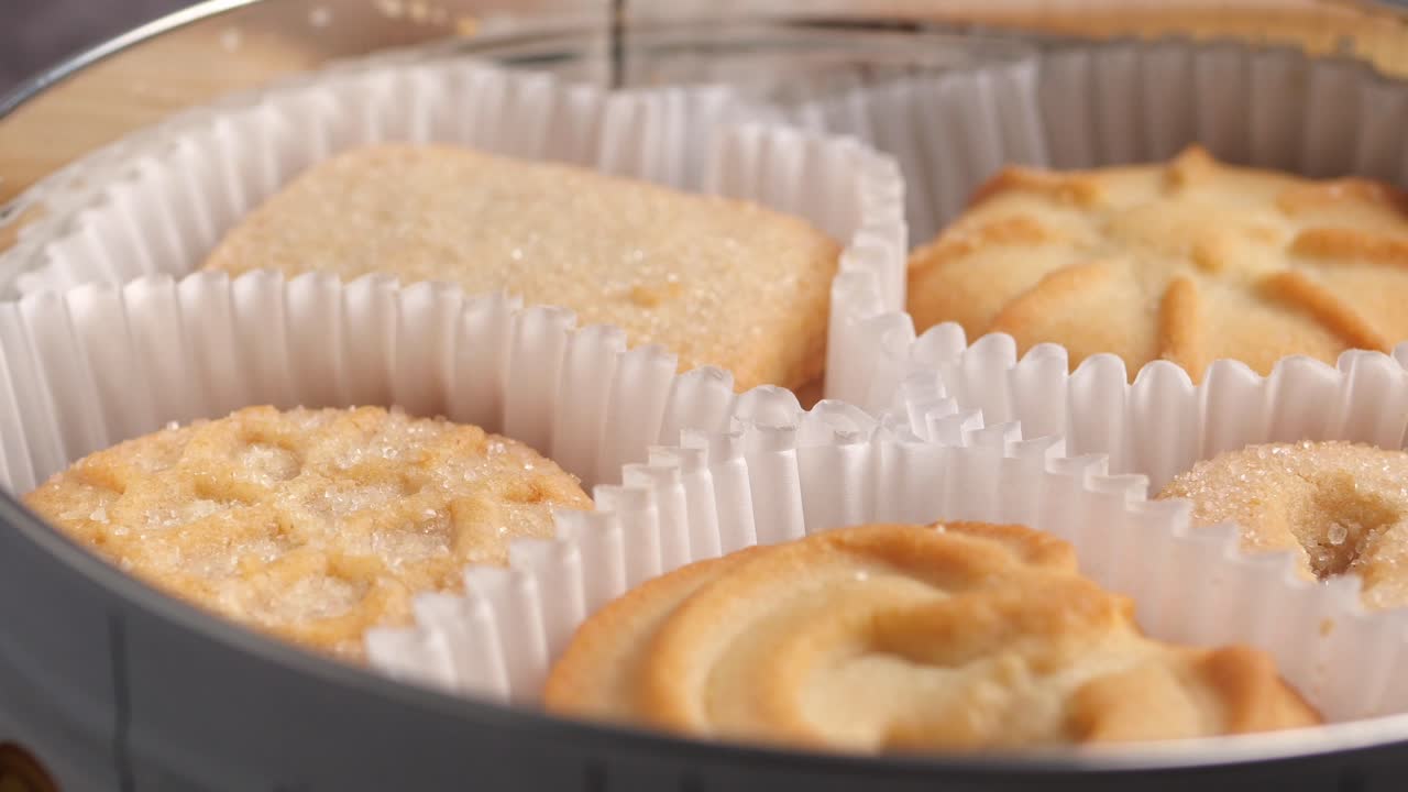 Primo piano di deliziosi biscotti al burro in una scatola rotonda di latta