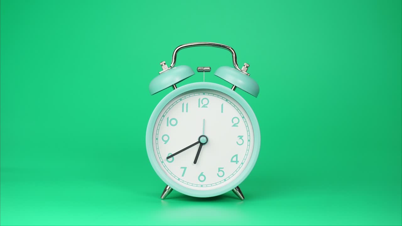 앞면에서 볼 때, 파란색 알람 시계는 시간의 흐름을 보여줍니다.