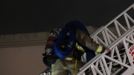 Einsamer-Feuerwehrmann-Geht-Die-Leiter-Hinauf