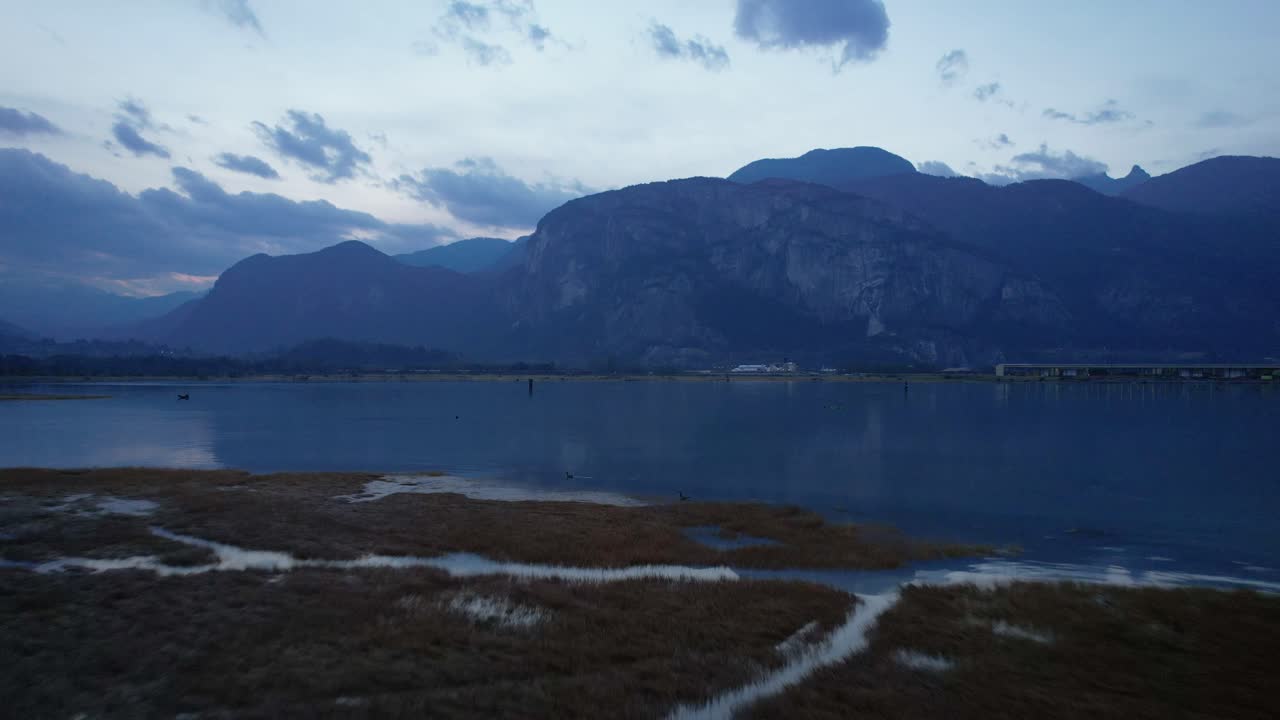 Drone che sorvola il paesaggio suggestivo dell'area di conservazione Squamish Spit, Canada