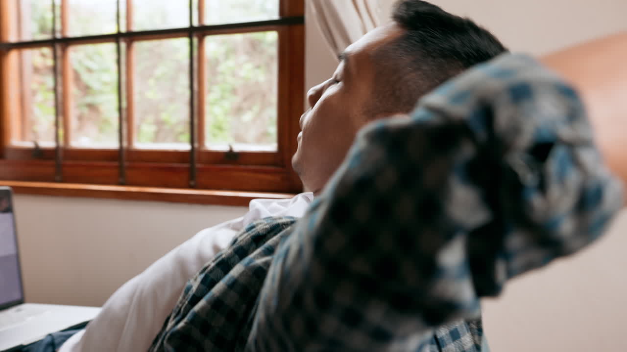 집 사무실 에서 일 하는 노트북 에  ⁇ 어 있는 사람