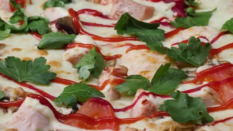 close up of a delicious pizza with tomato sauce, ham, mushrooms, and parsley