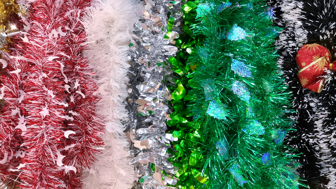 크리스마스 장식 장식, 다양한 빛나는 색상의 교수형 소재