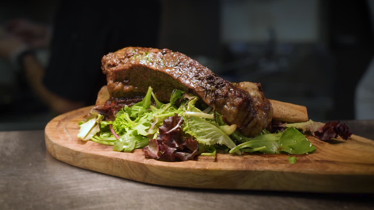asado de costilla estofado de cerveza rústica en cocina de restaurante profesional, hd