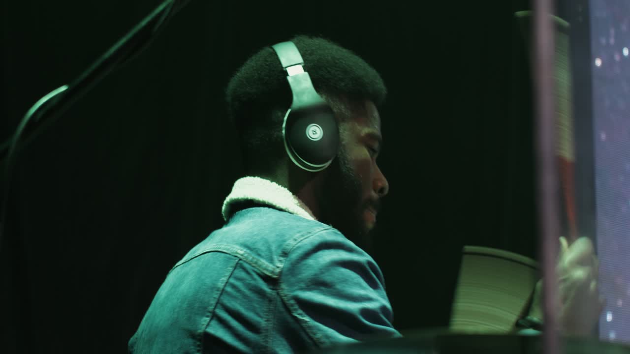 무대 위의 드럼 연주자