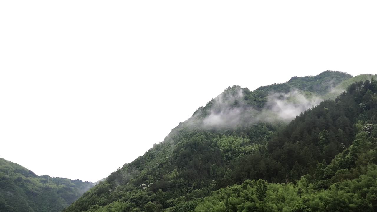 중국 산 위로 움직이는 구름의 저속 촬영