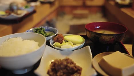 Traditionelle-Japanische-Washoku-Mahlzeit-Mit-Einfachen-Gerichten