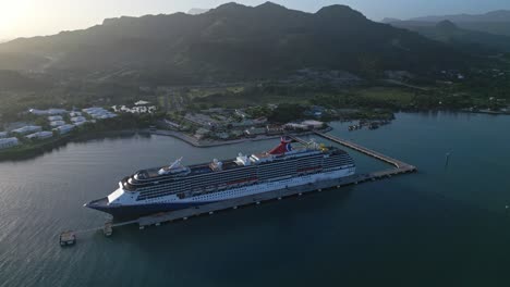 toma aérea de drones de atraque de un gran crucero en el puerto de puerto plata durante la puesta de sol, república dominicana
