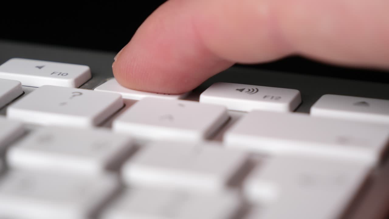 키보드의 볼륨 작게 버튼을 반복해서 누릅니다.