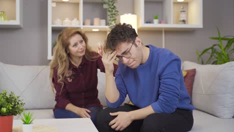 madre apoya a su hijo triste.