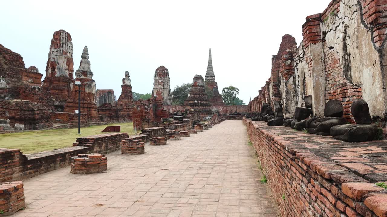 Kävely historiallisten temppelinraunioiden läpi Ayutthayassa