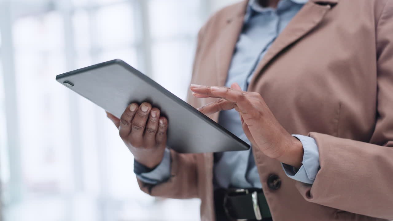 manos, negocios y mujer con una tableta