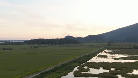 Hermosa-Vista-Panorámica-Aérea-Del-Paisaje-Montañoso-Canadiense-Durante-Una-Vibrante-Puesta-De-Sol-De-Verano