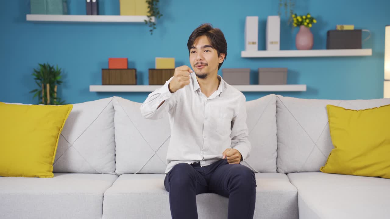 그 남자는 기 ⁇ 하고 있습니다.