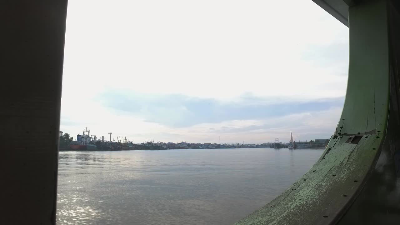 태국에서 배를 타면 강을 볼 수 있습니다.