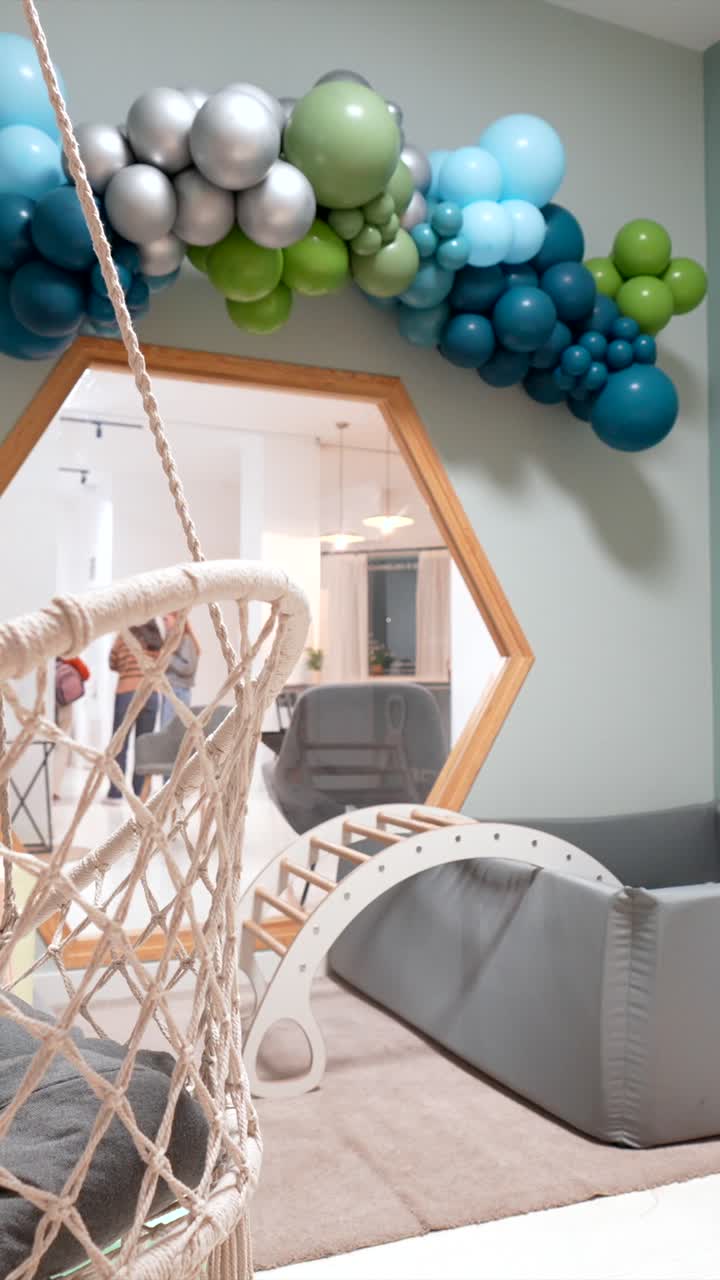 Brinquedoteca Infantil Moderna com Piscina de Bolinhas e Estruturas de Escalada
