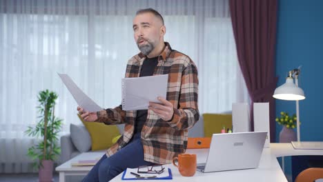 retrato de un hombre de negocios adulto independiente que trabaja desde casa.