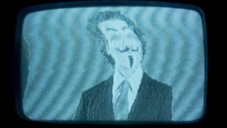 hombre maksed anon en pantalla burry 18