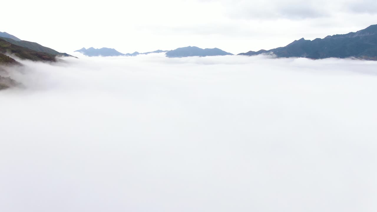 Kuzeybatı Vietnam'daki dağları kaplayan bulutlar.