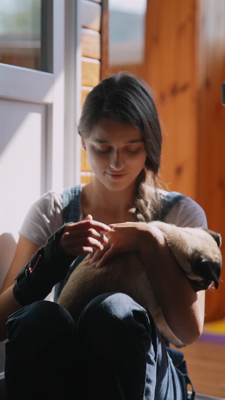 강아지를 들고 있는 여자