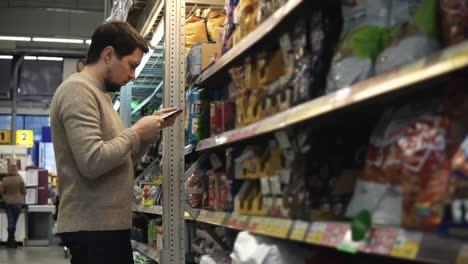 hombre comprando comestibles en un supermercado