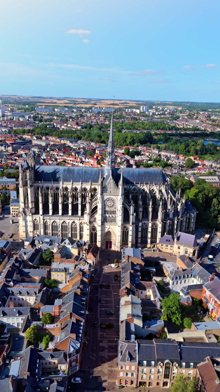 Katedral Amiens adalah Situs Warisan Dunia UNESCO bergaya Gotik Tinggi abad ke-13 di Prancis, terkenal karena volume interiornya yang masif, menara yang menjulang tinggi, dan penopang terbangnya yang rumit mendominasi kota.