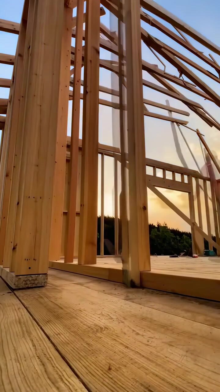 Time lapse della costruzione dell'intelaiatura di una casa in legno