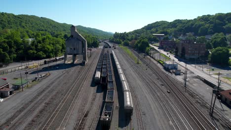 Luftkohlewaggons-Entlang-Von-Eisenbahnschienen-In-Der-Nähe-Von-Bluefield,-West-Virginia