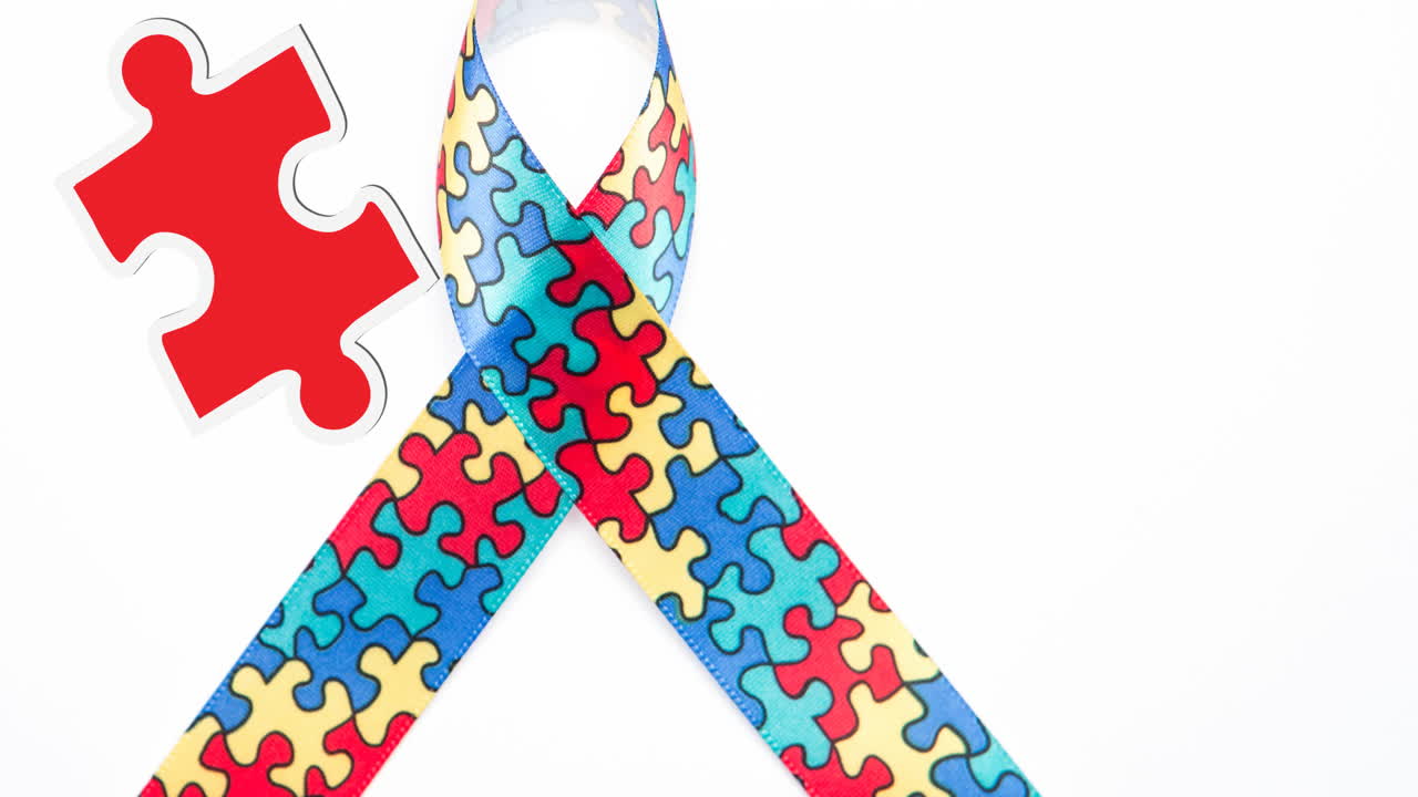 빨간색과 노란색 퍼즐 조각의 애니메이션이 퍼즐로 형성된 자폐증 인식 리본에 떨어집니다.