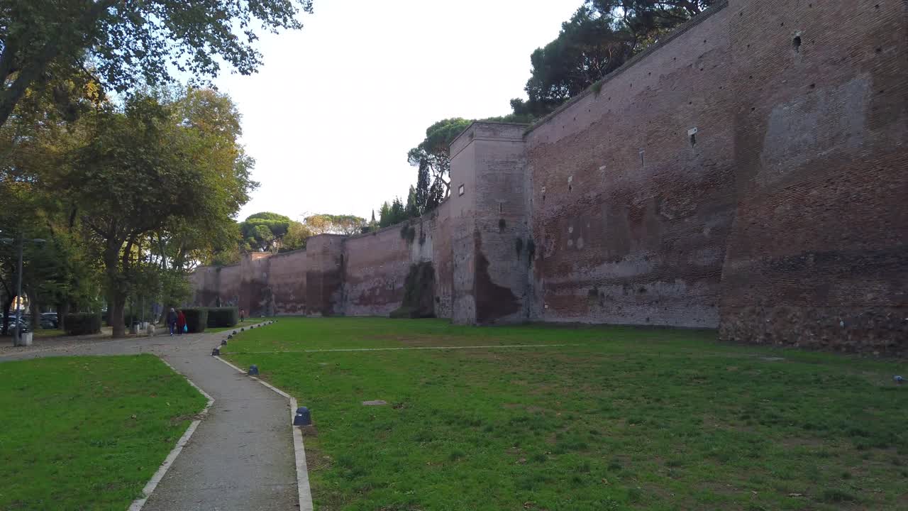 murallas aurelianas ubicadas en roma cerca de viale metronio