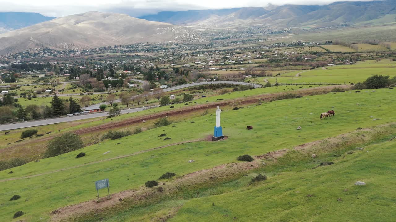 vista de pájaro del hermoso cristo de tafí del valle en tucumán, argentina