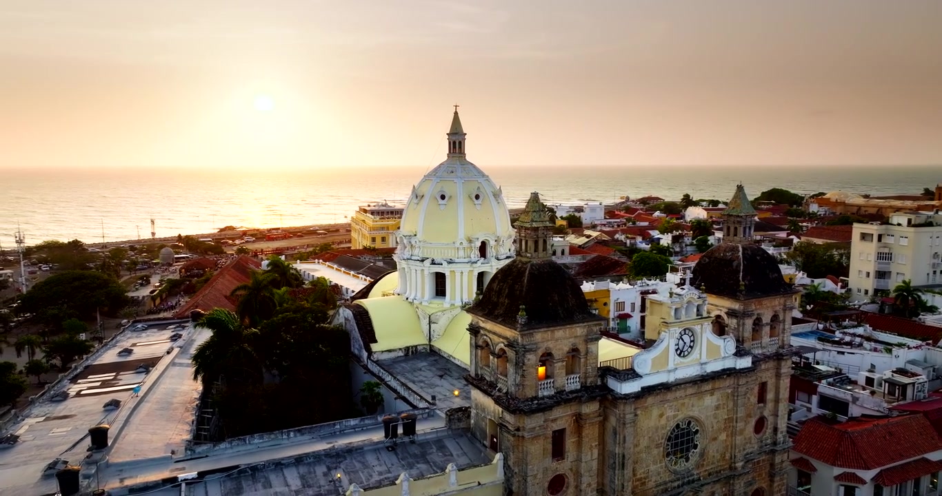 Santuario di San Pietro Claver a Cartagena mentre il sole tramonta sull'oceano, vista aerea