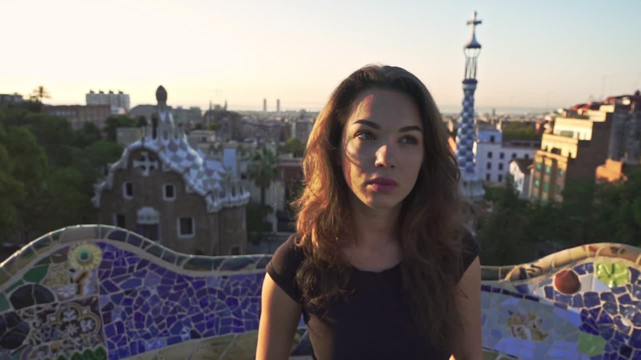 Gesicht eines schönen Mädchens im Gaudí-Park. Weibliche Touristin im Park von Barcelona