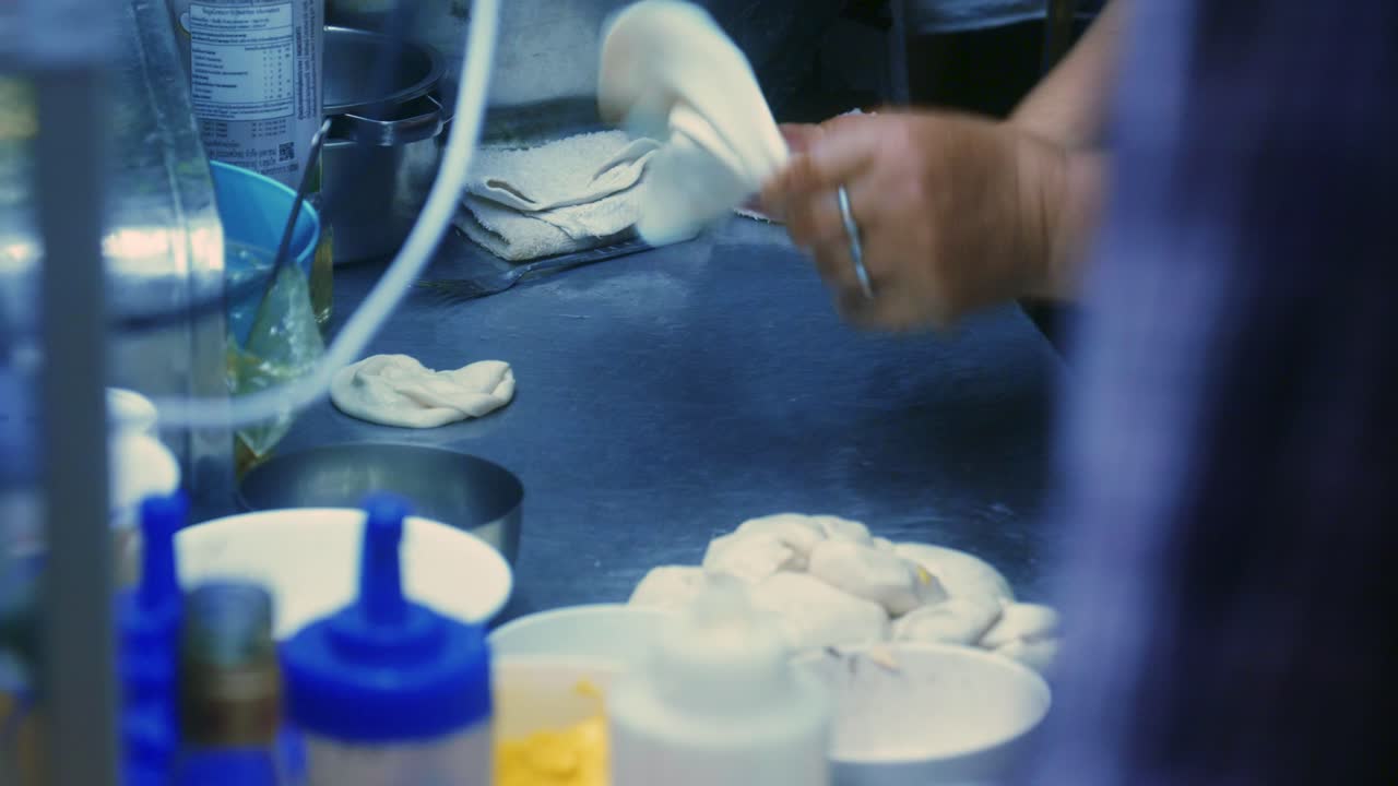 태국의 길거리 시장에서 로티라는 전통적인 태국 디저트를 준비하는 태국 요리사의 4k 영화 요리 영상