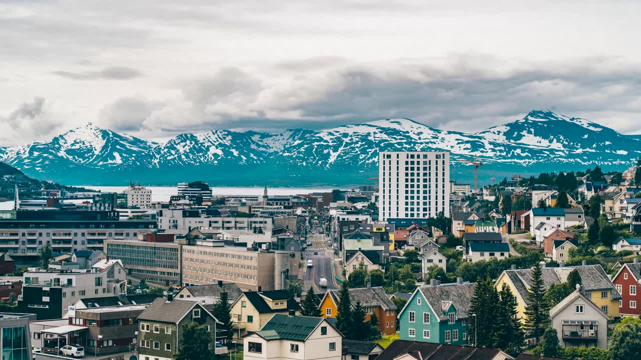 트롬소(tromso) 도시 스카이라인이 내려다보이는 저속 촬영, 여름에는 수평선 위의 산과 구름이 이동