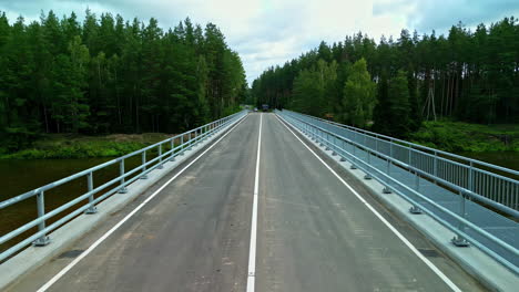 Nuevo-Puente-En-Un-Campo-Boscoso:-Proyecto-De-Construcción-Respetuoso-Con-El-Medio-Ambiente