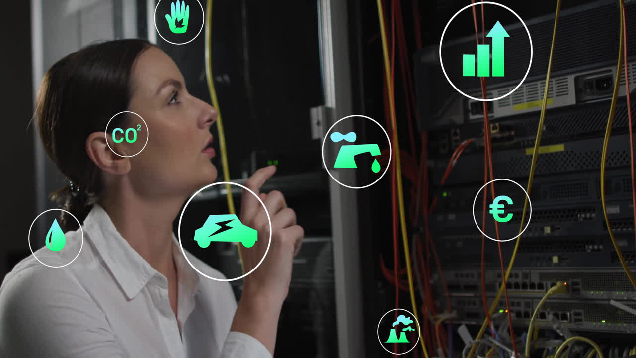 animación de iconos ecológicos y procesamiento de datos sobre mujer de negocios caucásica por servidores informáticos