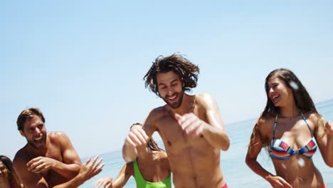 Freunde-Haben-Spaß-Am-Strand