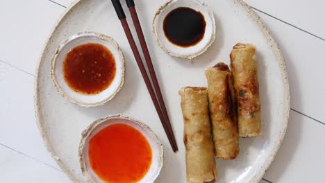 rollitos de primavera tradicionales tailandeses o vietnamitas chinos fritos o nems servidos en un plato de cerámica