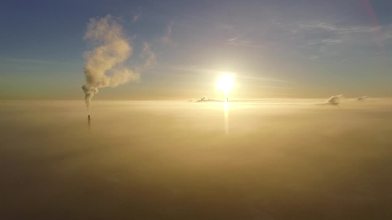 densa niebla sobre la ciudad de valmiera a principios de invierno mañana luz del sol imágenes aéreas toma amplia