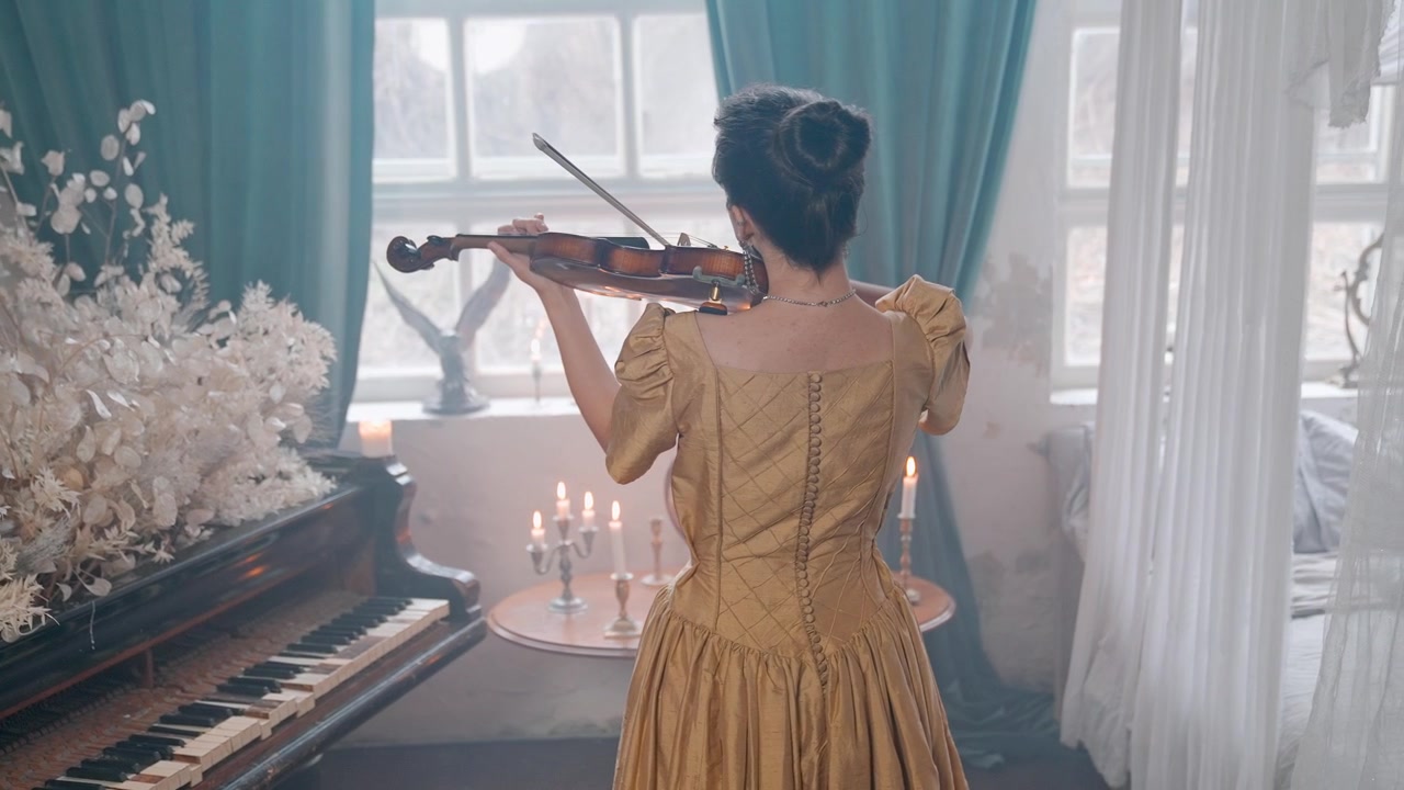 Donna in abito dorato che suona il violino in un'elegante stanza d'epoca