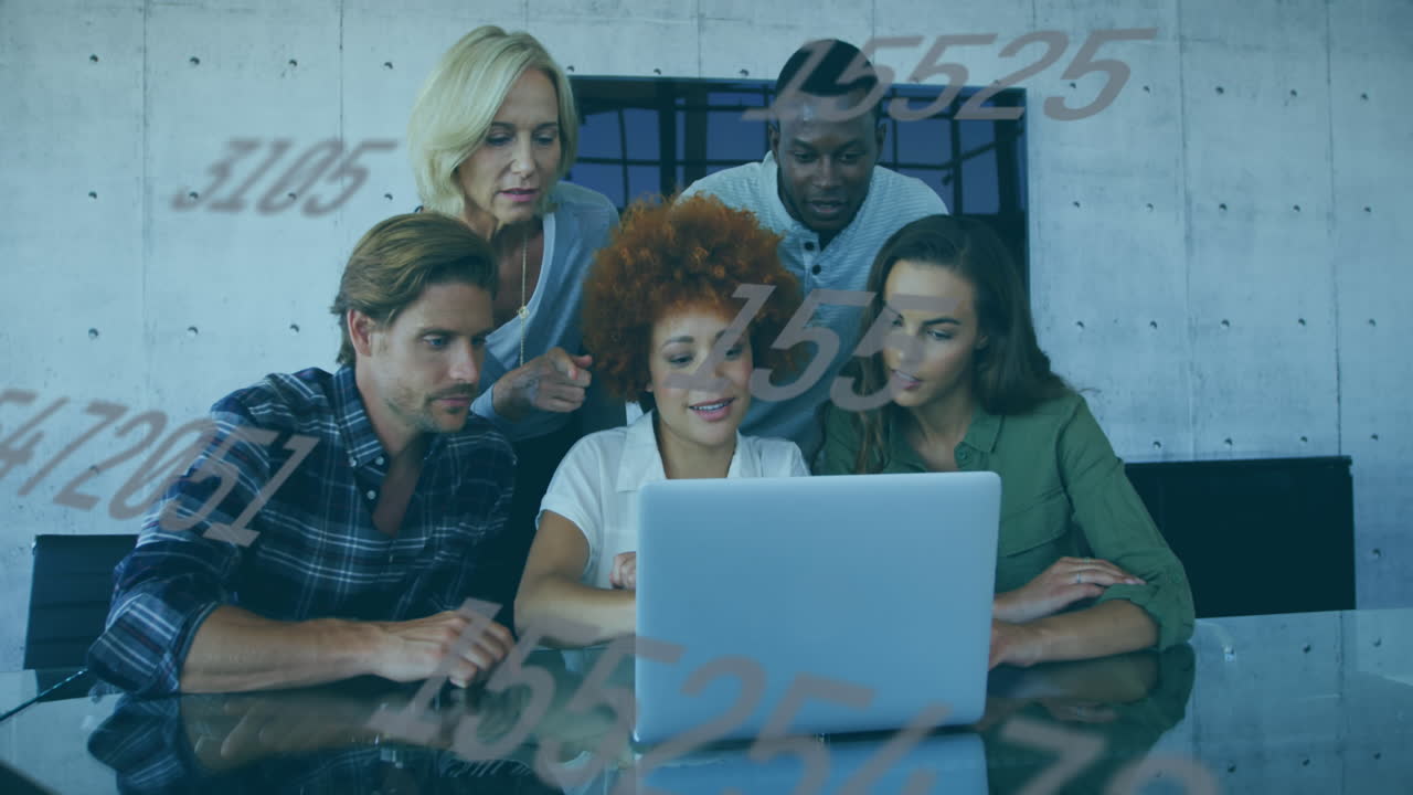 animación de números cambiando sobre un equipo de personas usando una computadora portátil