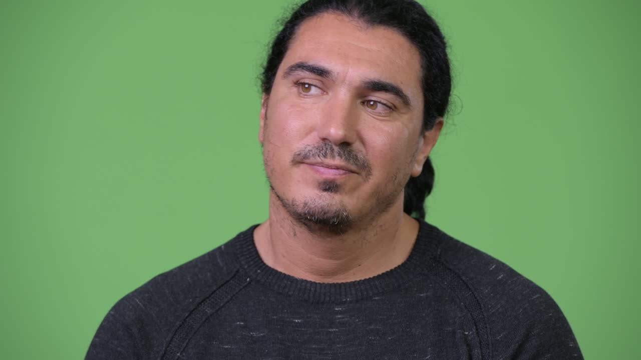 hombre guapo que parece aburrido