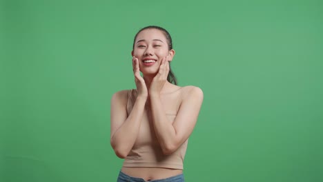 행복한 여자가 그녀의 얼굴을 만지고